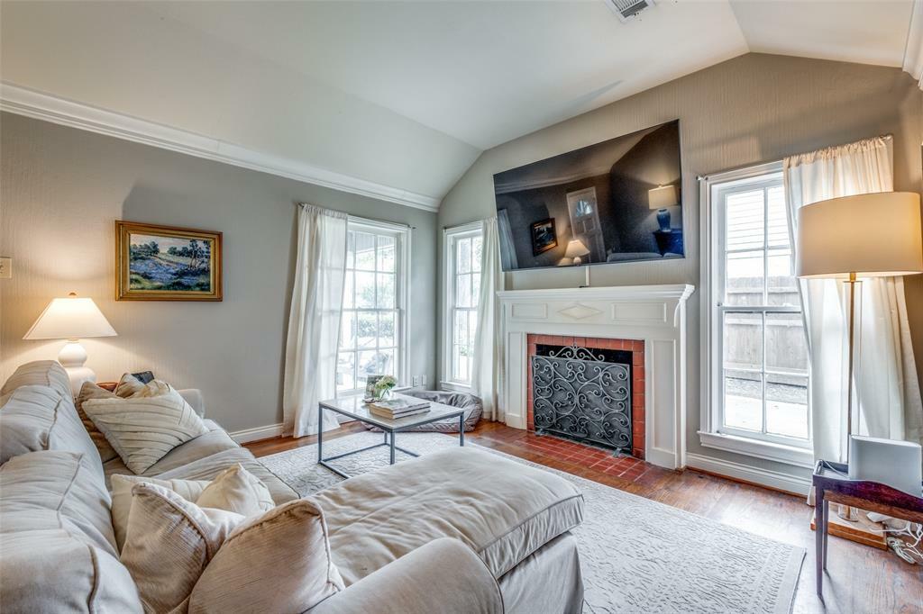 Property Photo: 6219 Revere Place TX 75214