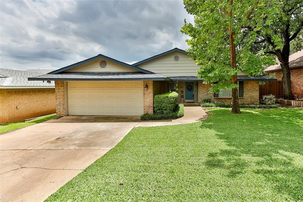Property Photo:  2812 Meandering Way  TX 76021 