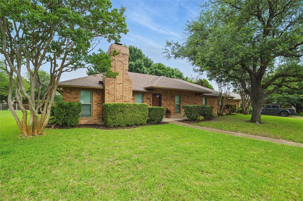 Property Photo: 612 Hefner Drive TX 75013