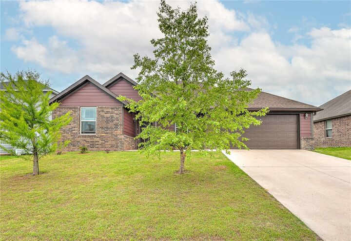 Property Photo:  811 SW Pure Globe Street  AR 72712 