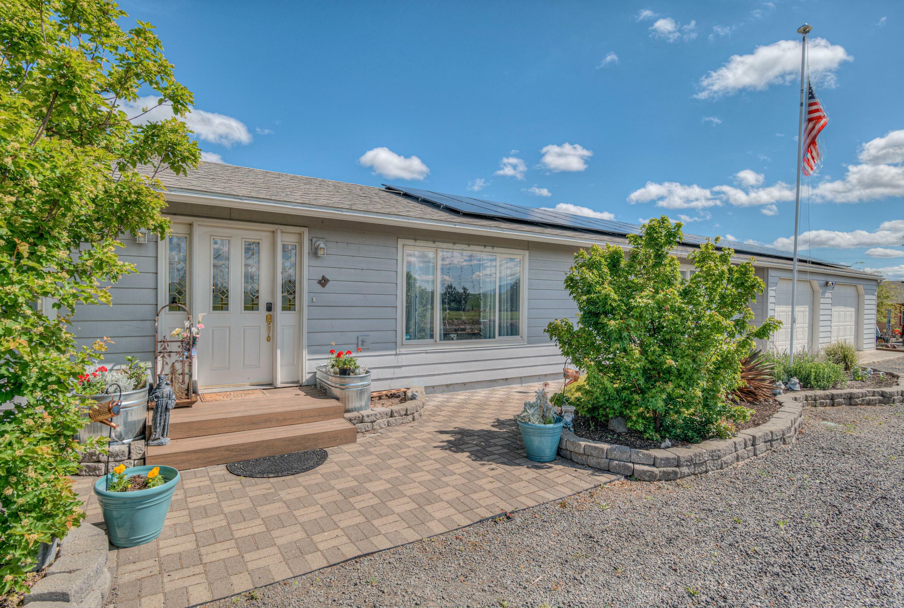 Property Photo: 1048 SW Colfax Lane OR 97741