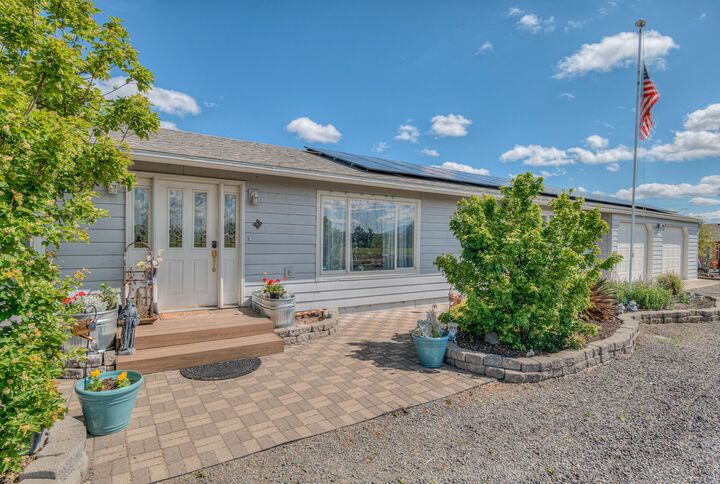 Property Photo: 1048 SW Colfax Lane OR 97741