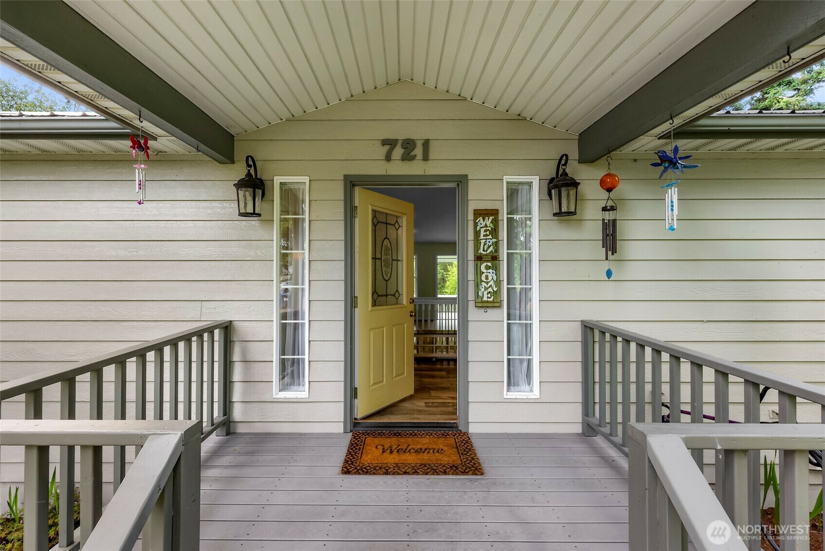 Property Photo: 721 SE Castle Park Court WA 98277