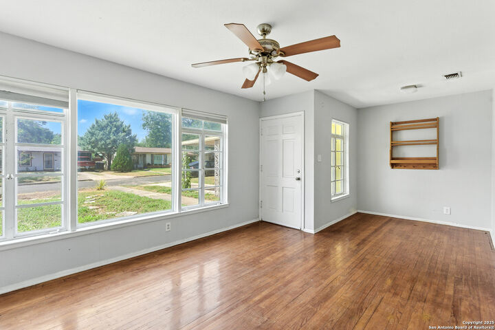 Property Photo: 427 Olney TX 78209