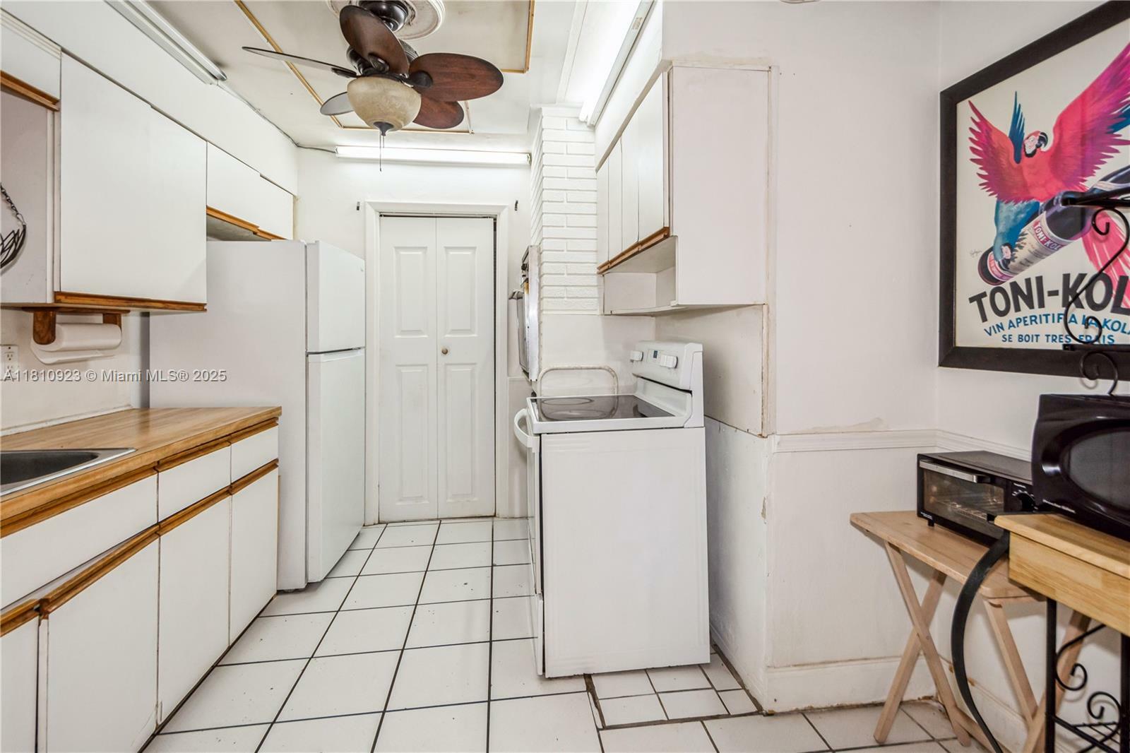 Property Photo: 4697 SW 35th Ave FL 33312