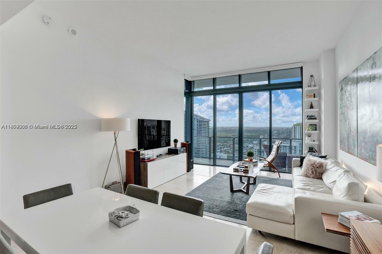 Property Photo: 68 SE 6th St 4010 FL 33131