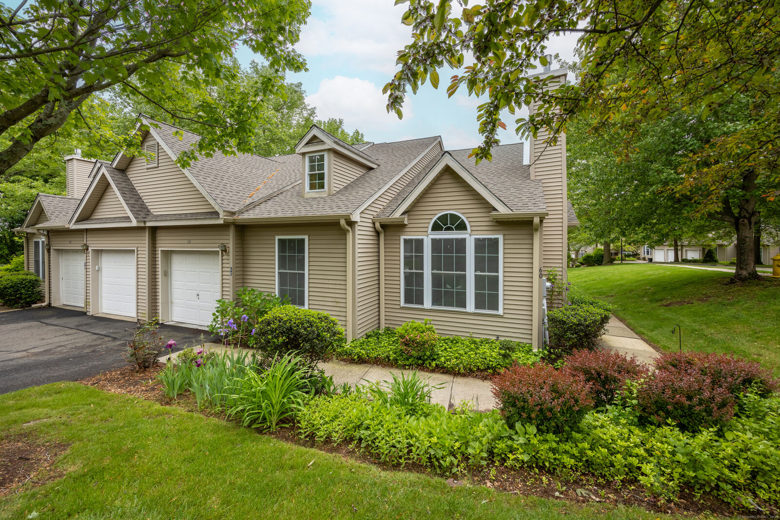 Property Photo:  25 Hamden Hills Drive 60  CT 06518 