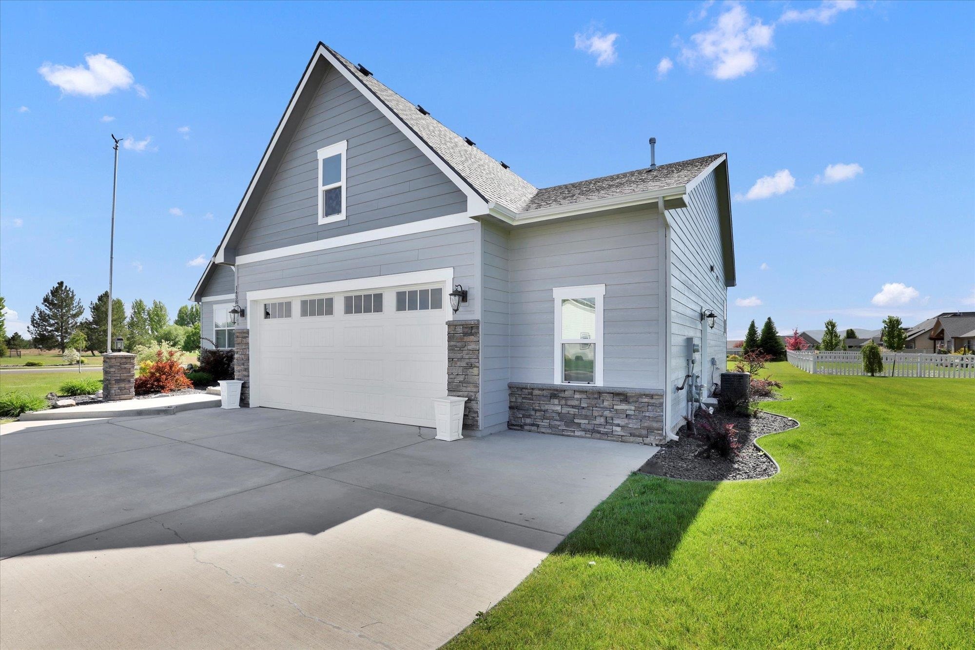 Property Photo: 1438 E Sawgrass Ln WA 99006