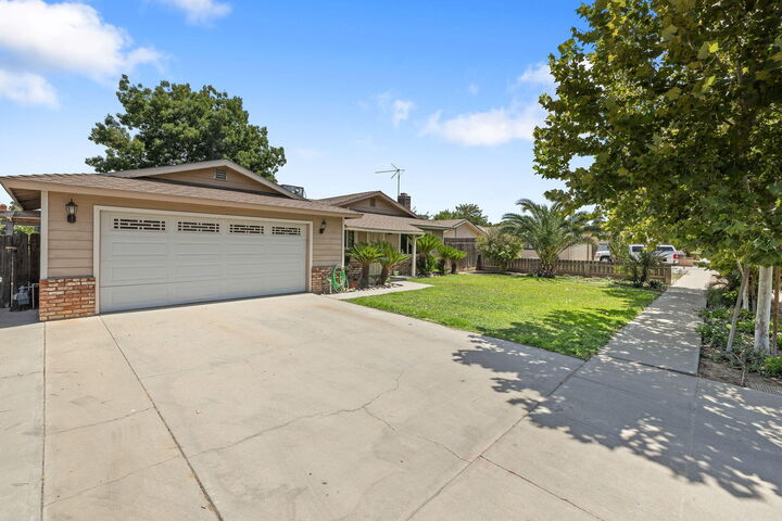Property Photo: 860 S Kazarian Street CA 93274
