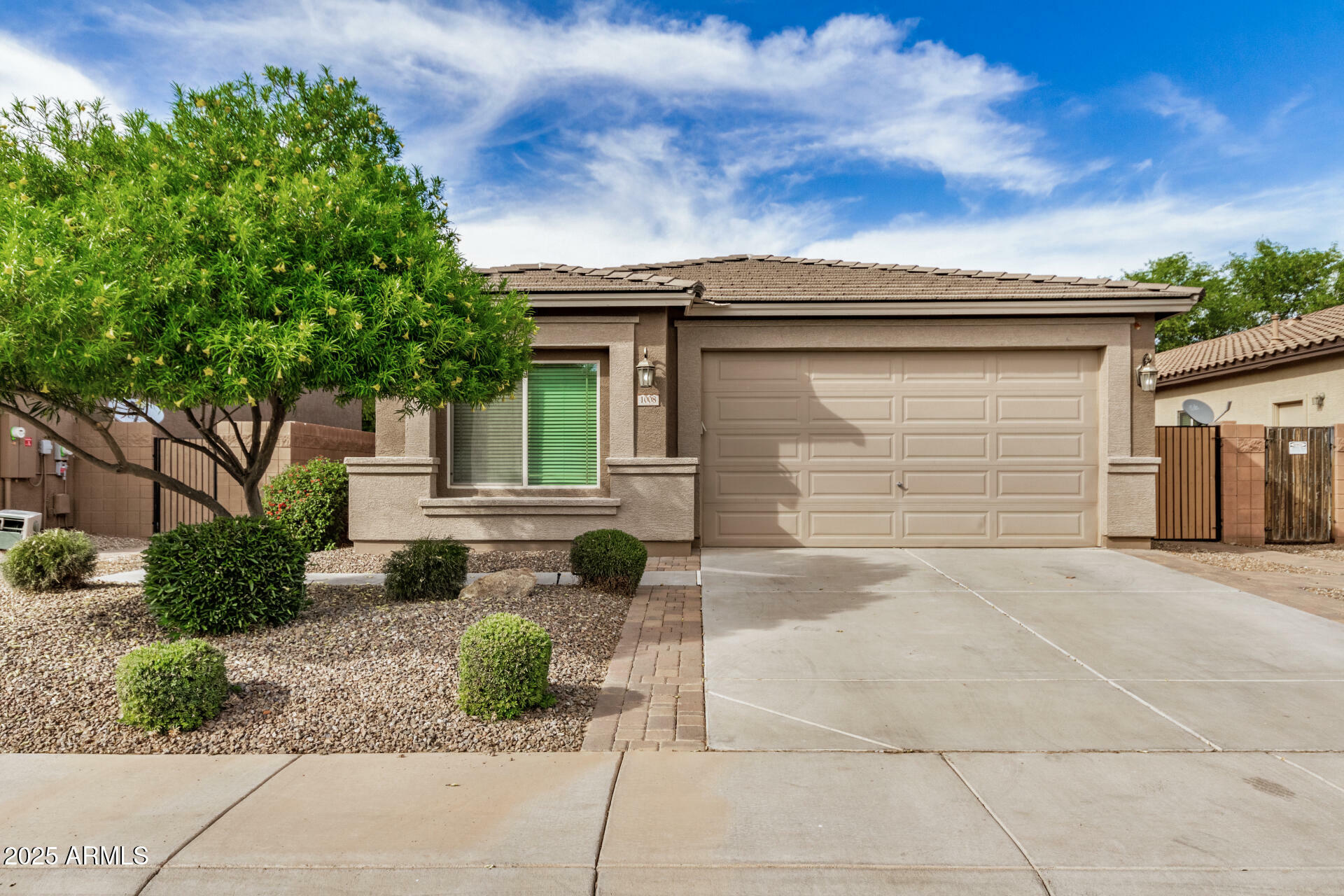 Property Photo: 1008 W Heatherwood Street AZ 85140