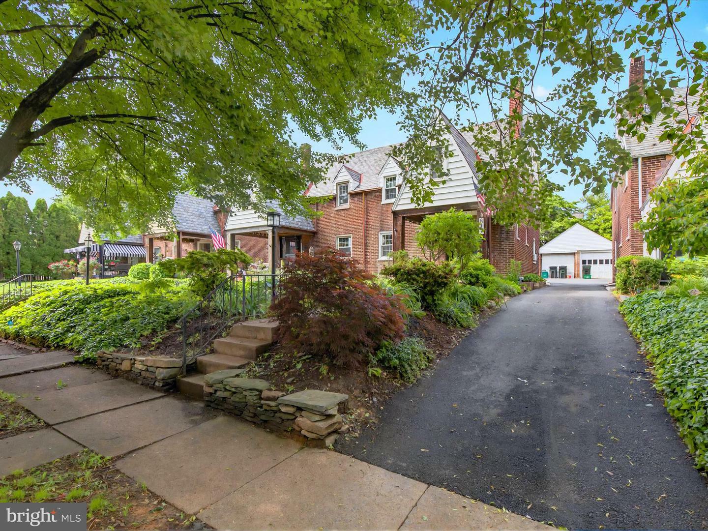 Property Photo:  817 Helen Avenue  PA 17601 