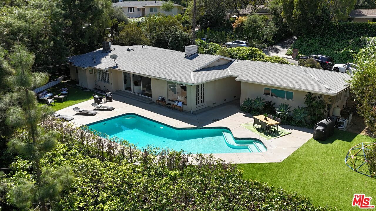 Property Photo: 4450 Coronet Dr CA 91316