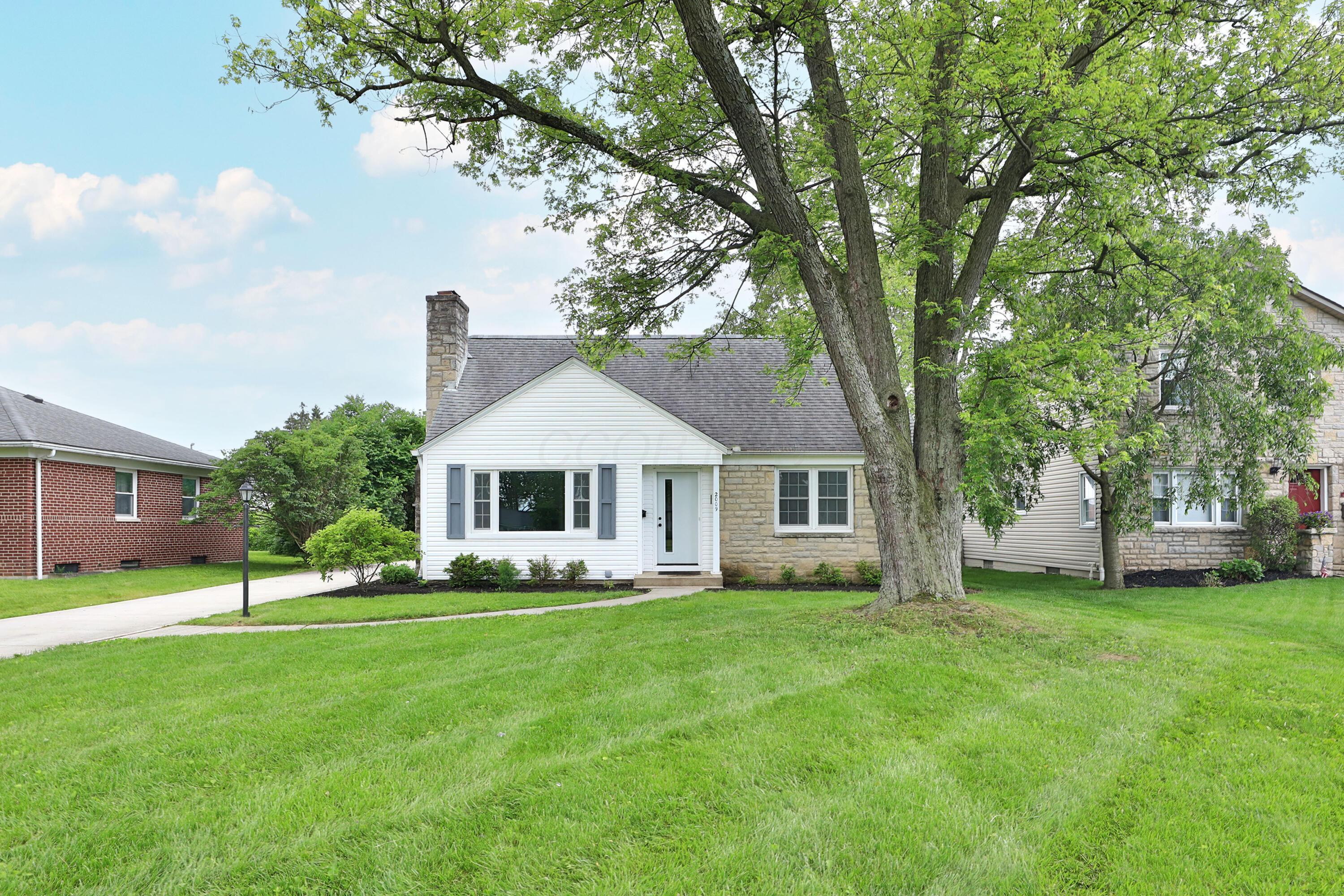 Property Photo: 2009 Zollinger Road OH 43221