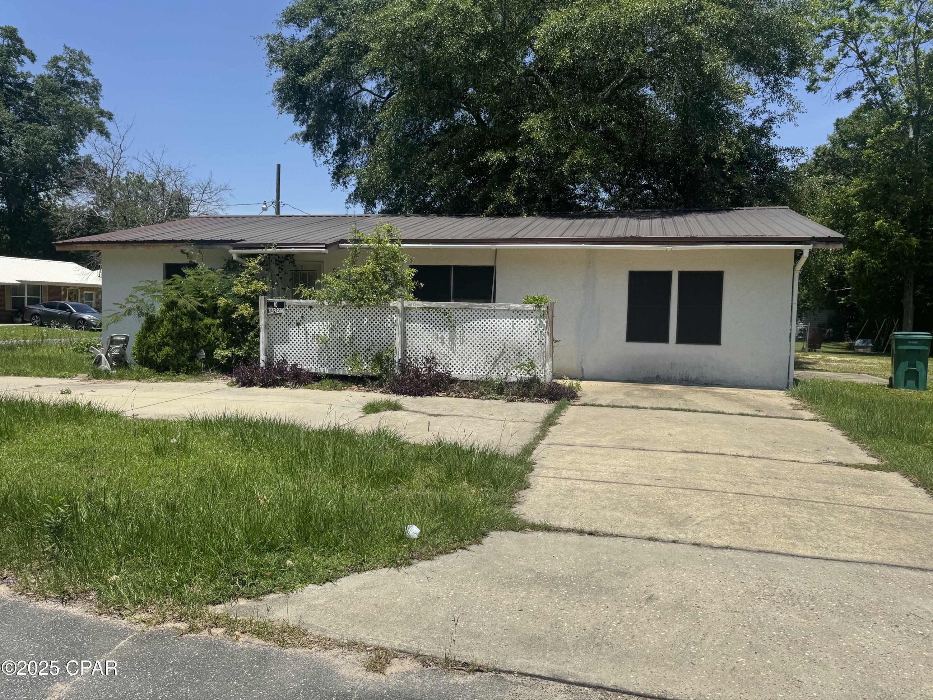Property Photo: 689 Deermont Circle FL 32428