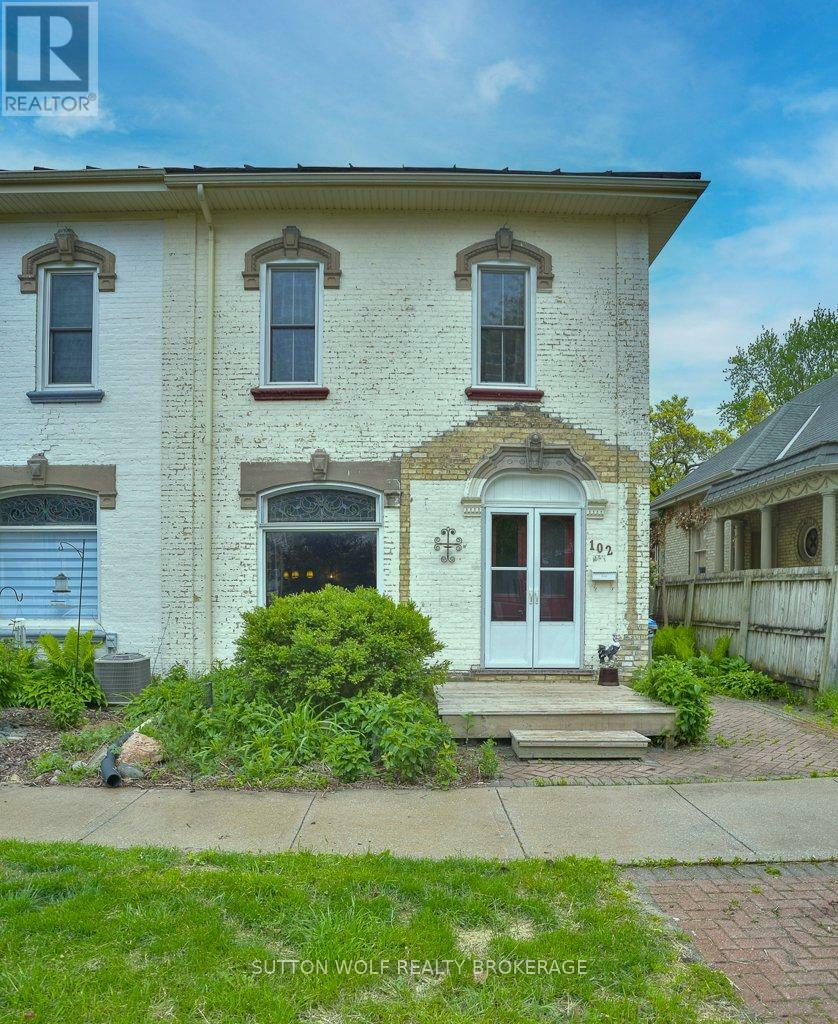 Photo de la propriété: 102 Front Street West ON N7G 1X8