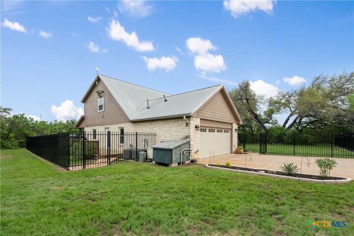 Property Photo: 260 County Road 413 TX 78669