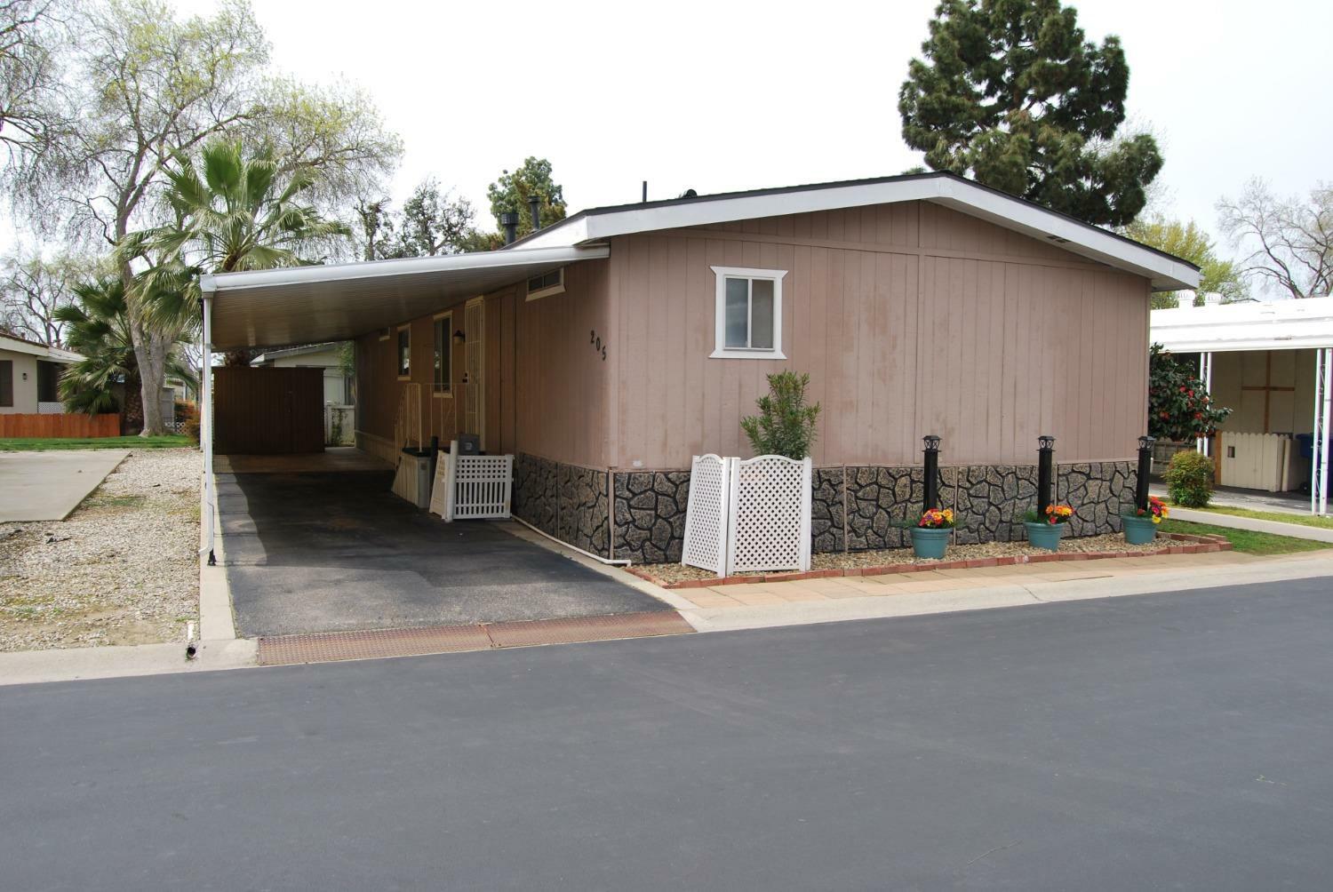 Property Photo: 2706 W Ashlan Avenue 205 CA 93705