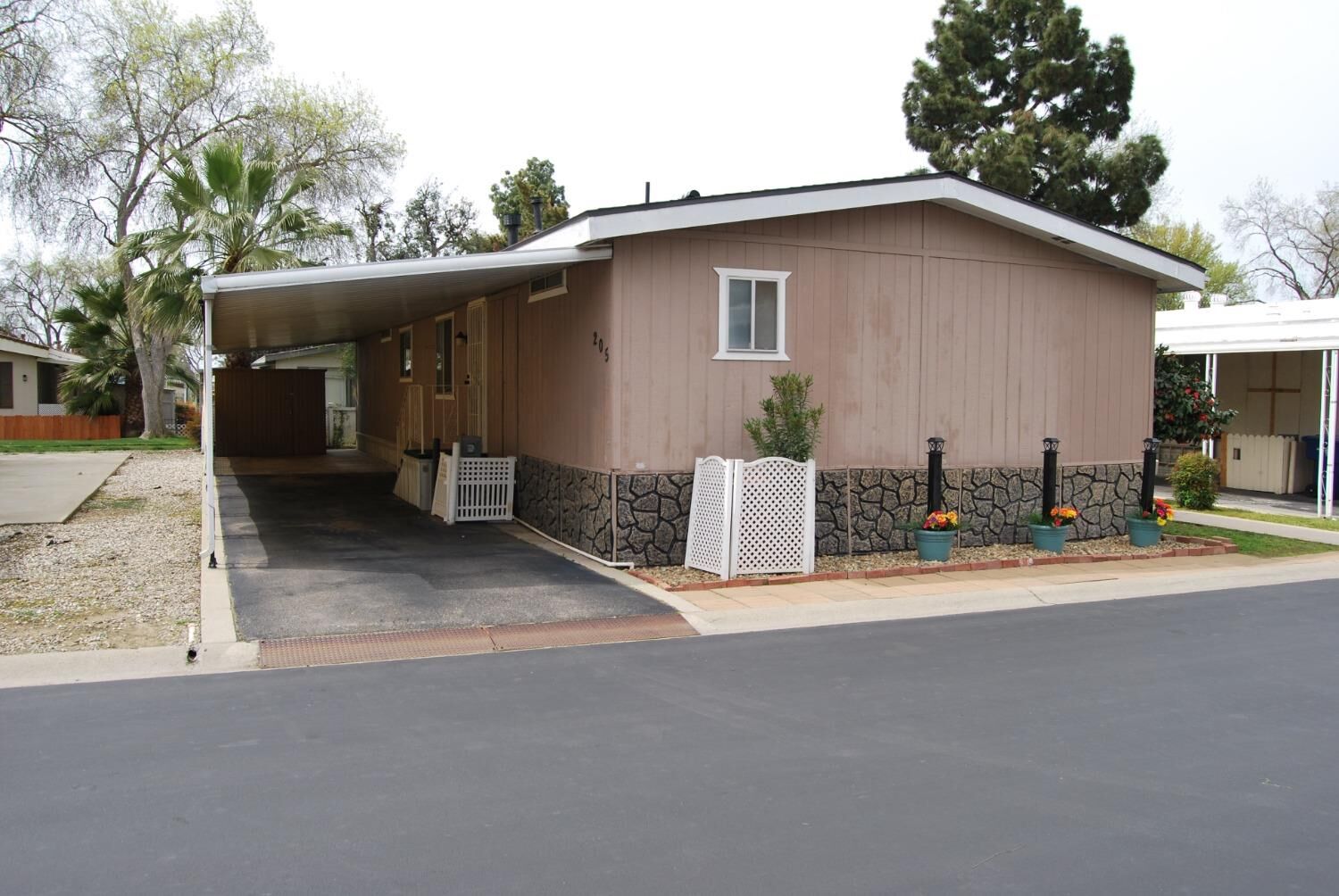 Property Photo:  2706 W Ashlan Avenue 205  CA 93705 