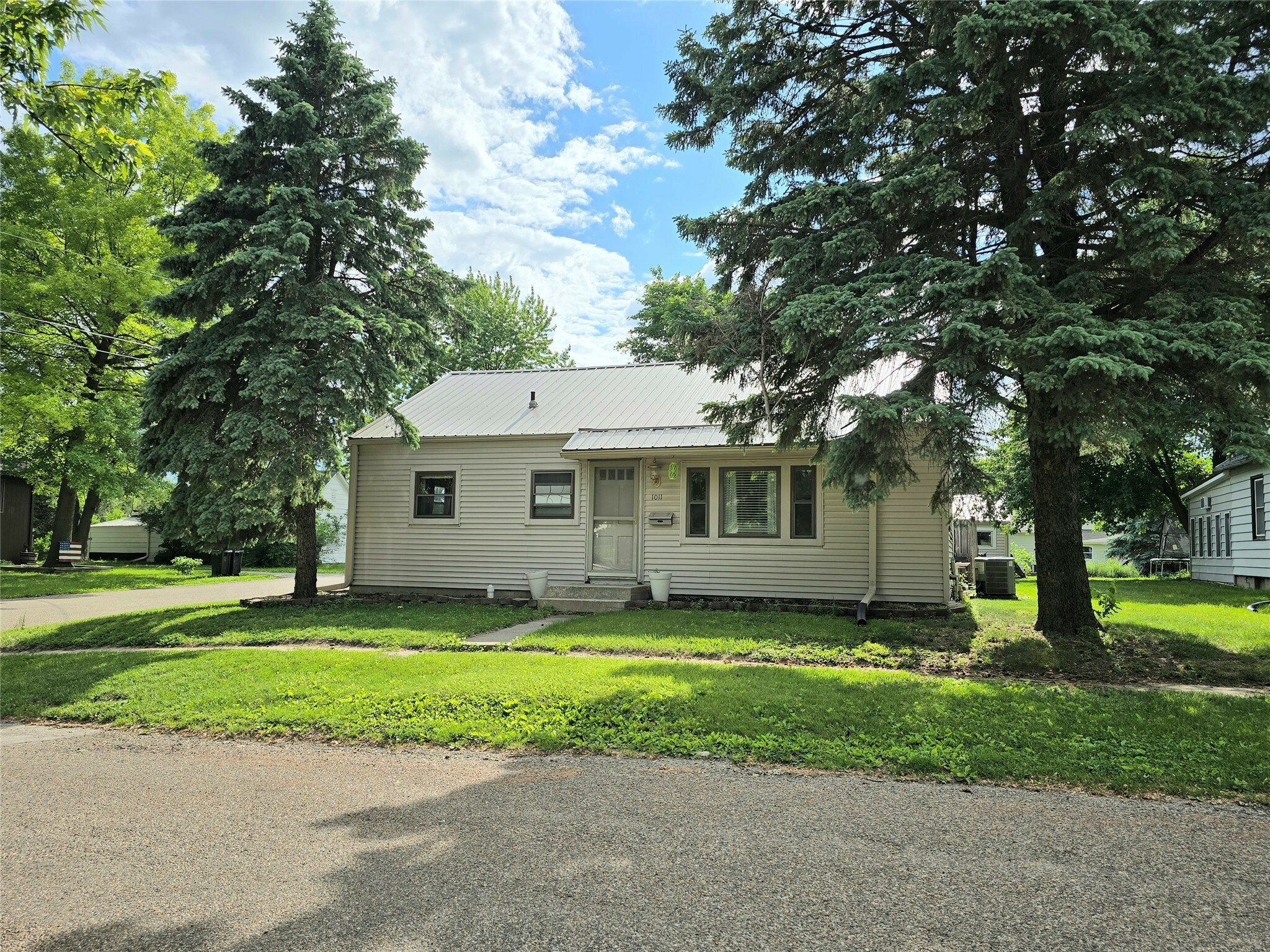 Property Photo: 1011 S 9th Street IA 52577