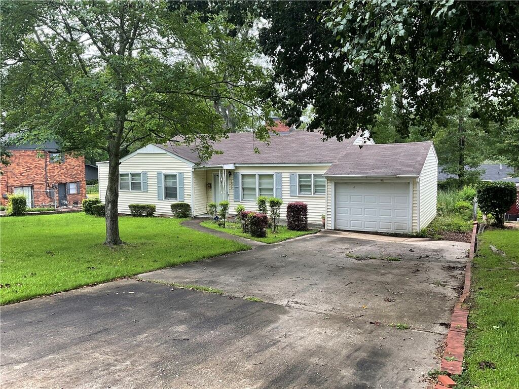 Property Photo: 1008 S 12th Avenue AL 36863