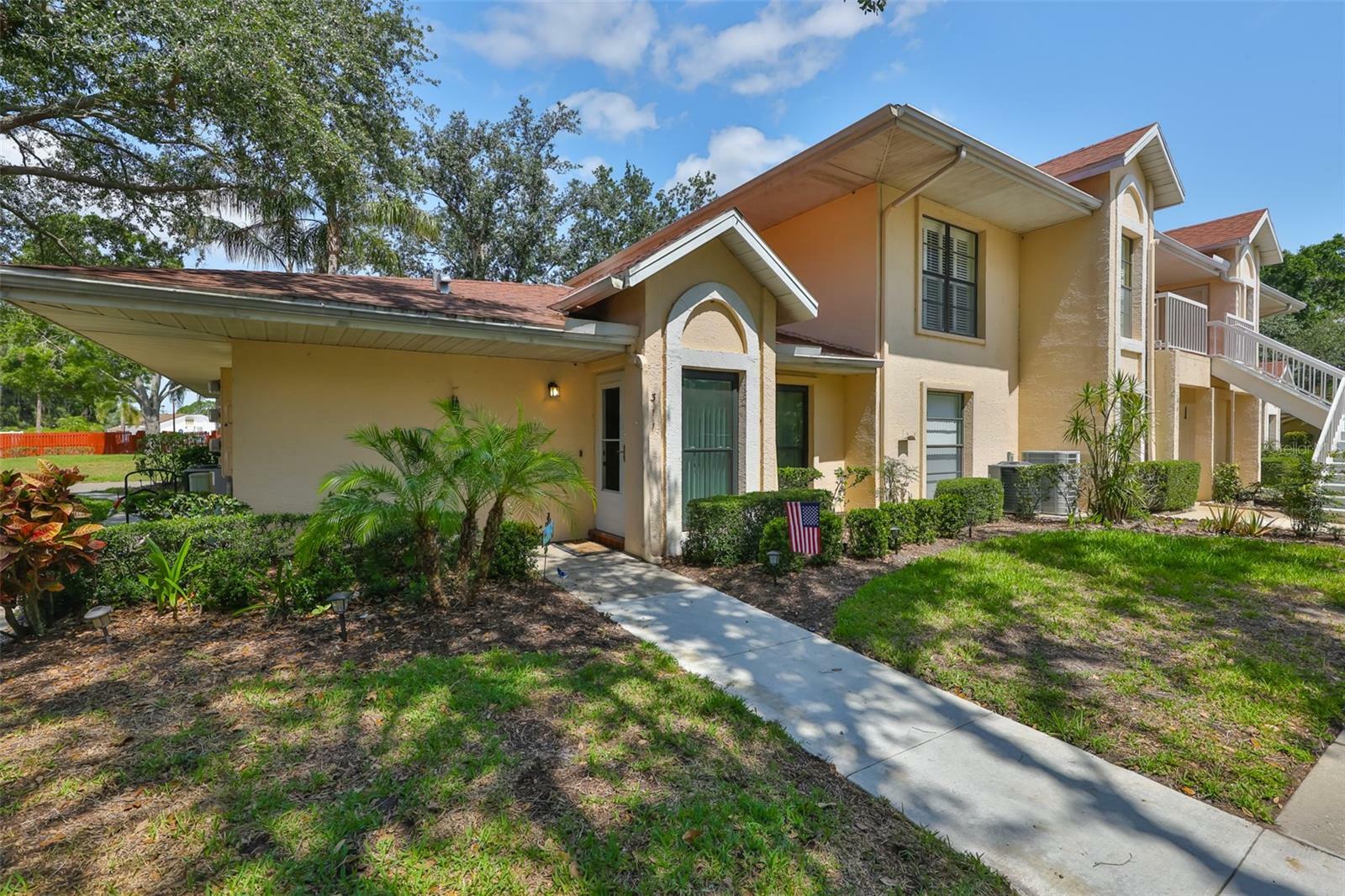 Property Photo: 311 Knottwood Court FL 33573