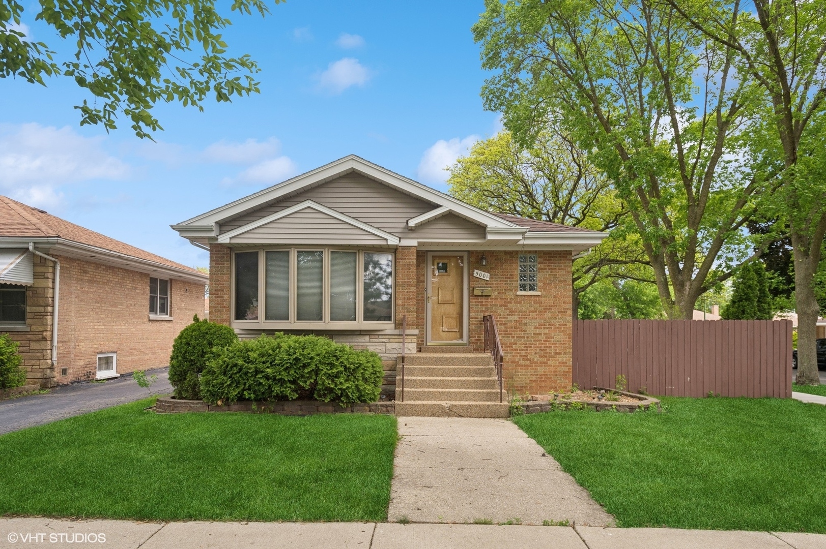 Property Photo: 5001 N Newland Avenue IL 60656