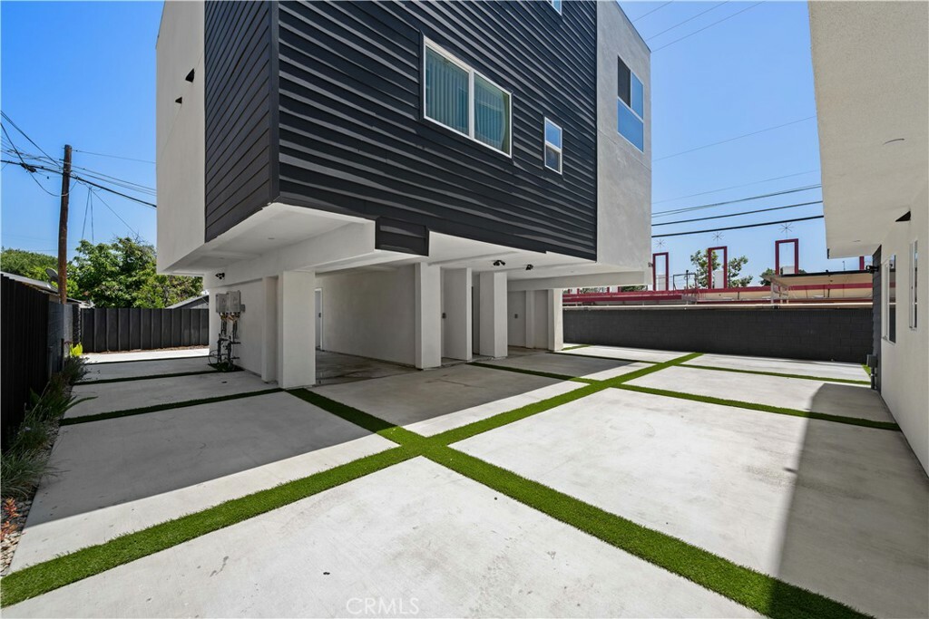 Property Photo: 5214 Auckland Avenue 1 CA 91601