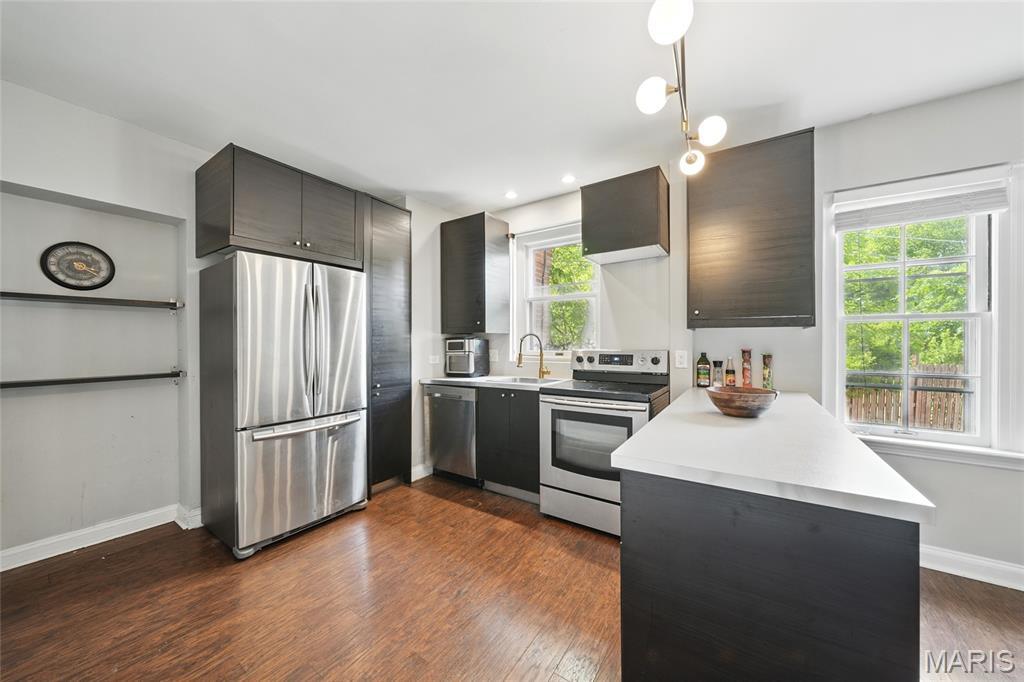 Property Photo:  923 S Hanley Road A  MO 63105 