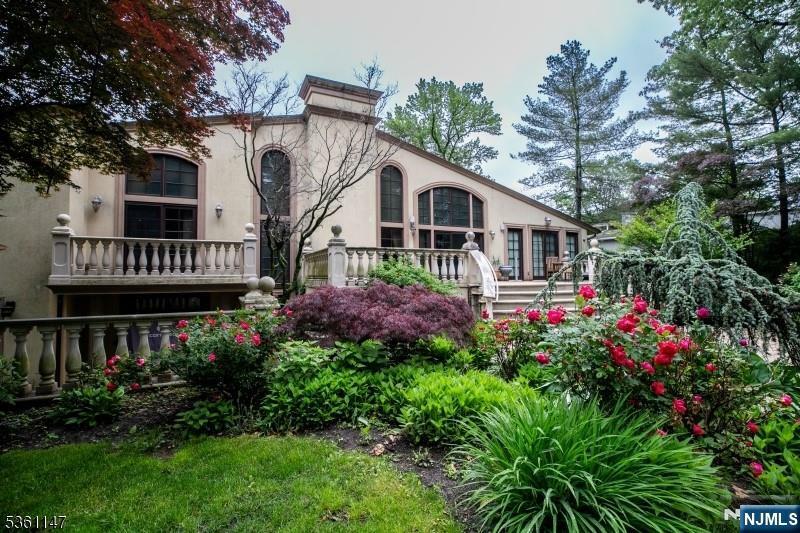 Property Photo:  8 Driftwood Drive  NJ 07039 