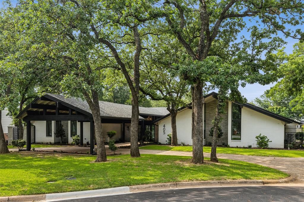 Property Photo:  405 Woodbriar Court  TX 76034 