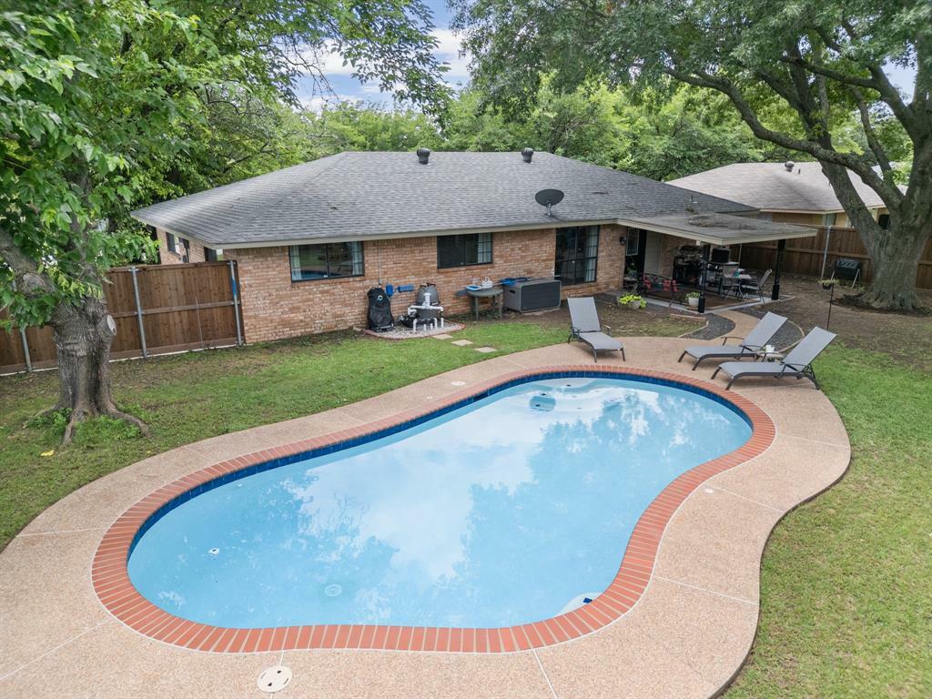 Property Photo: 400 Rolling Hills Drive TX 76065