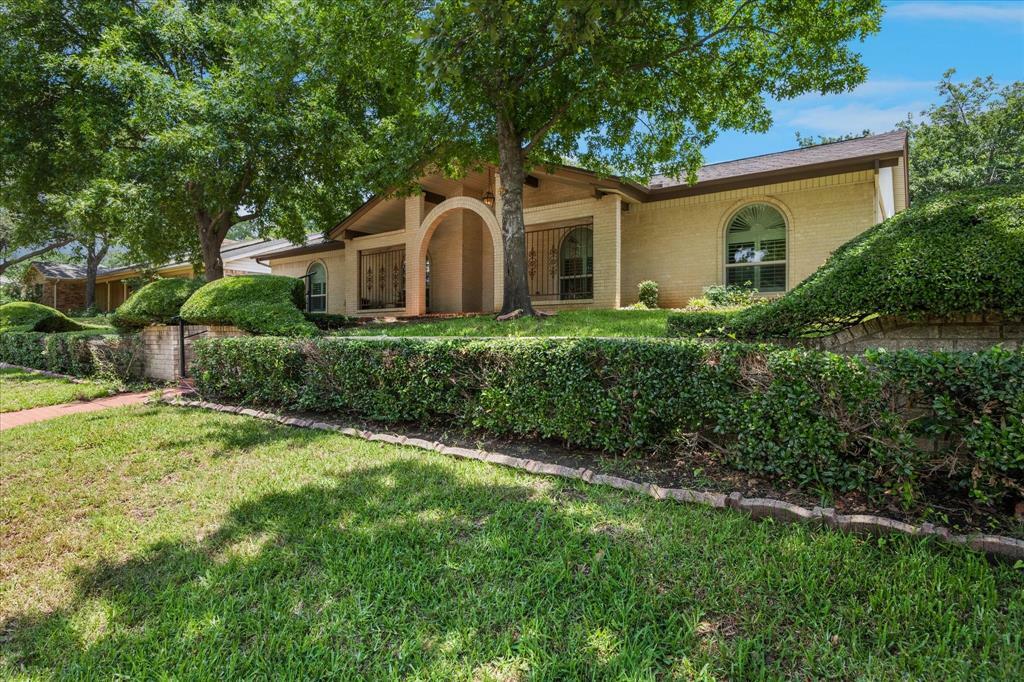 Property Photo: 1720 Westridge Drive TX 76054