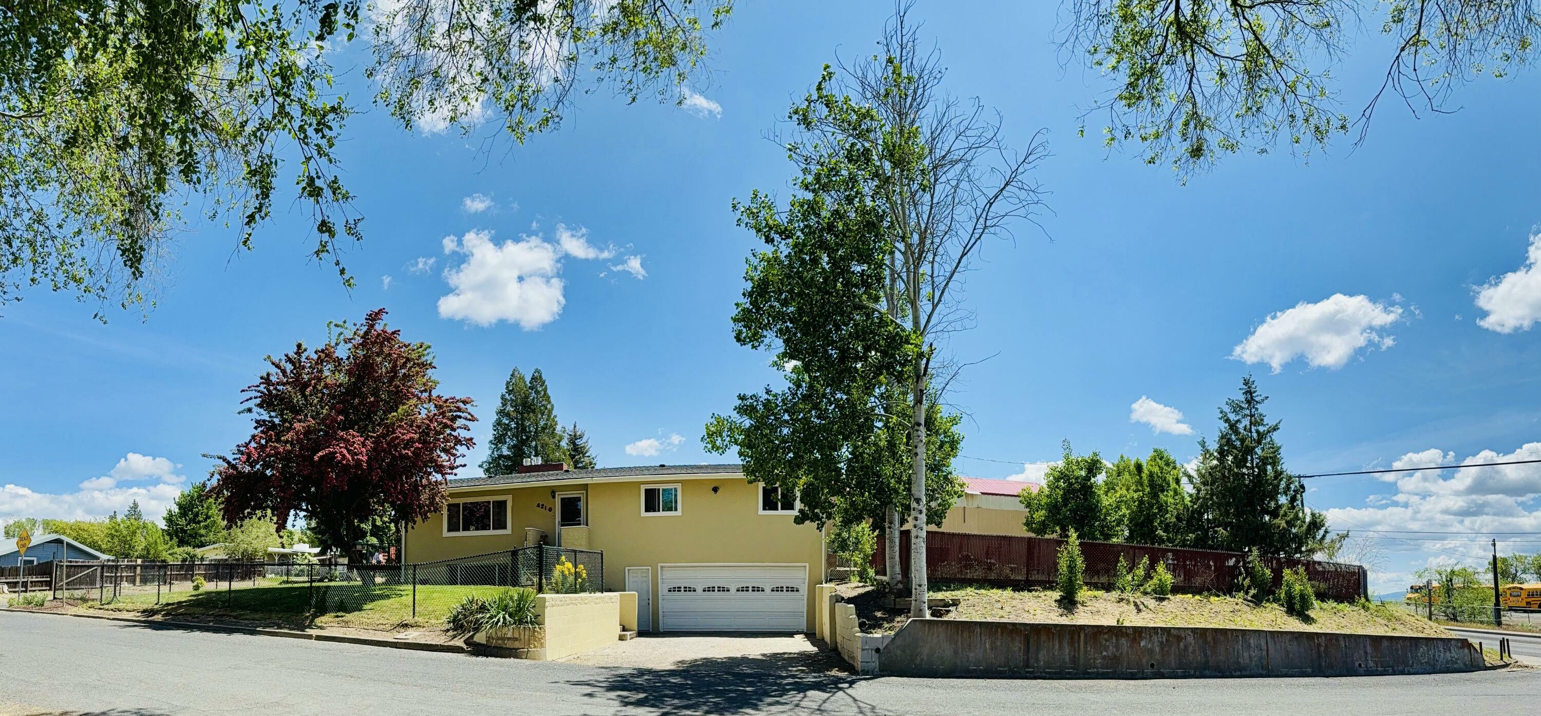 Property Photo: 4210 Highland Way OR 97603