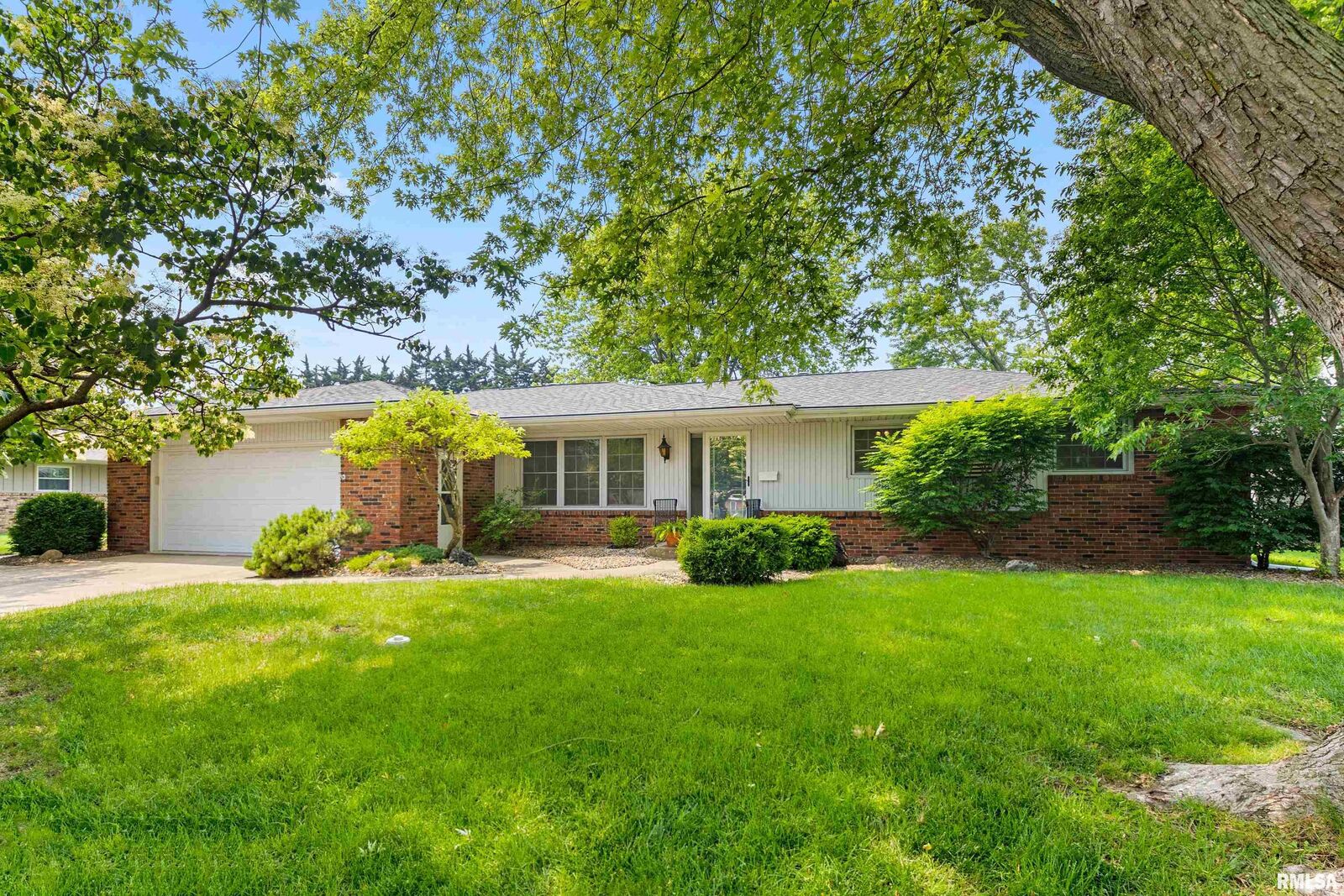 Property Photo: 637 S Columbus Avenue IL 61550