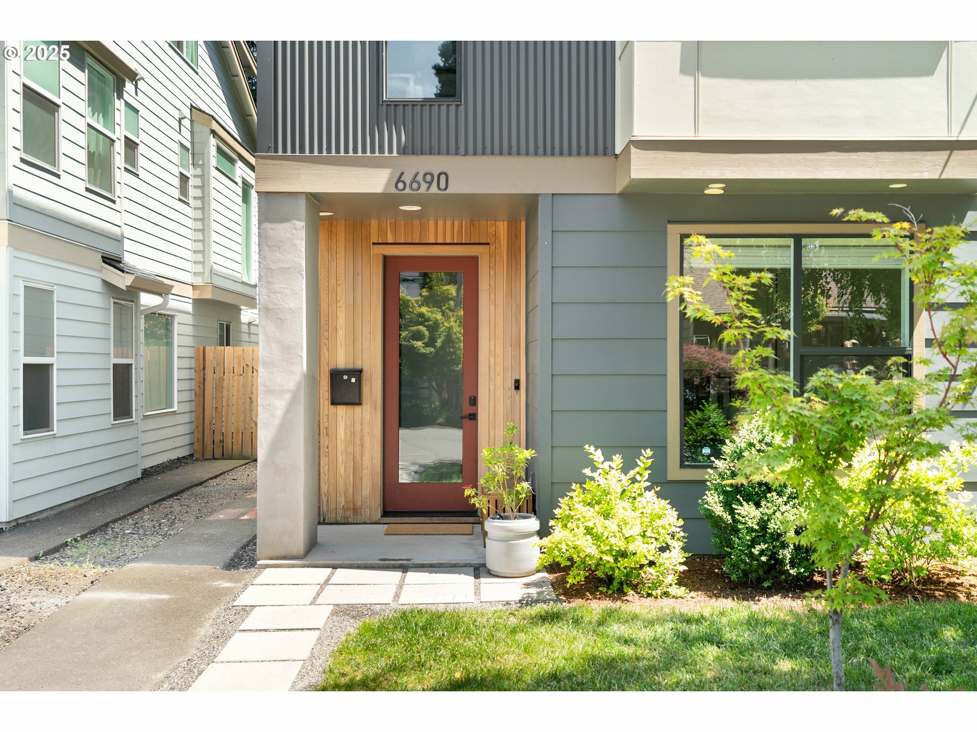 Property Photo: 6690 SE 67th Ave OR 97206