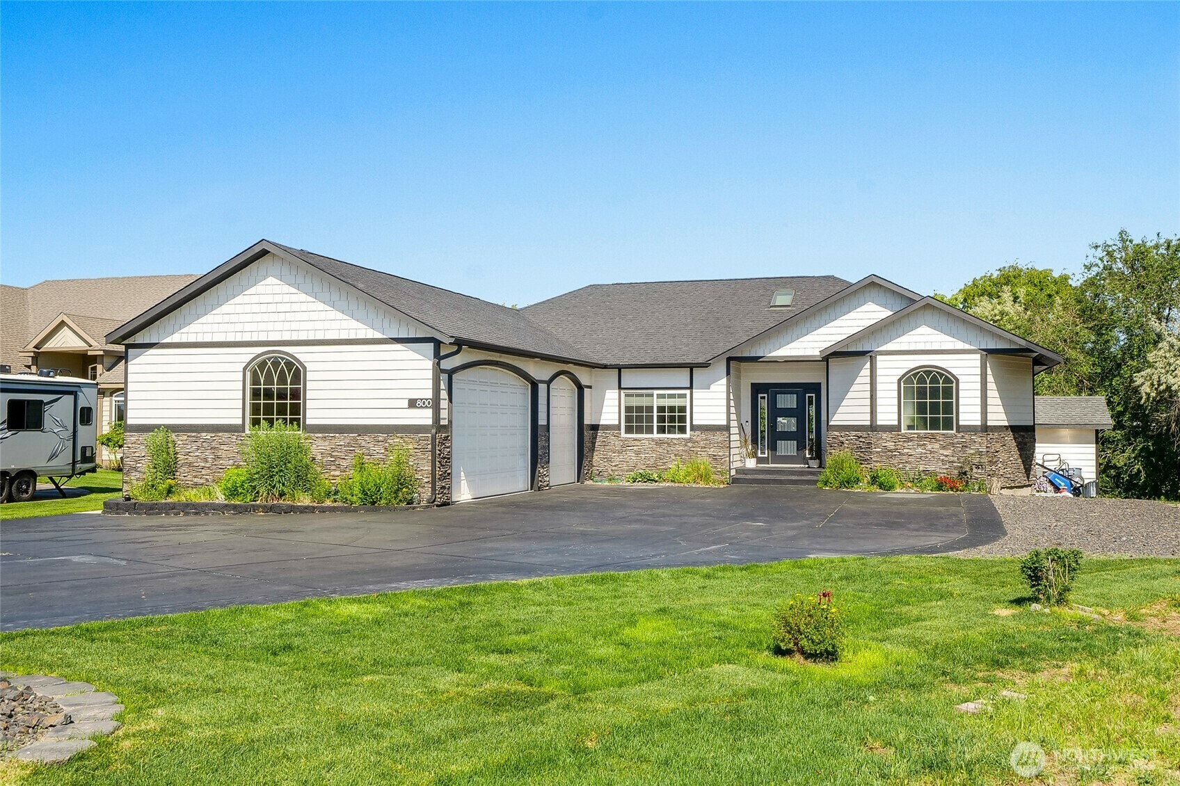 Property Photo: 800 S Camas Pl WA 98837