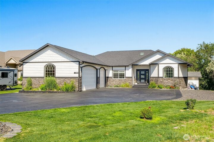 Property Photo:  800 S Camas Pl  WA 98837 