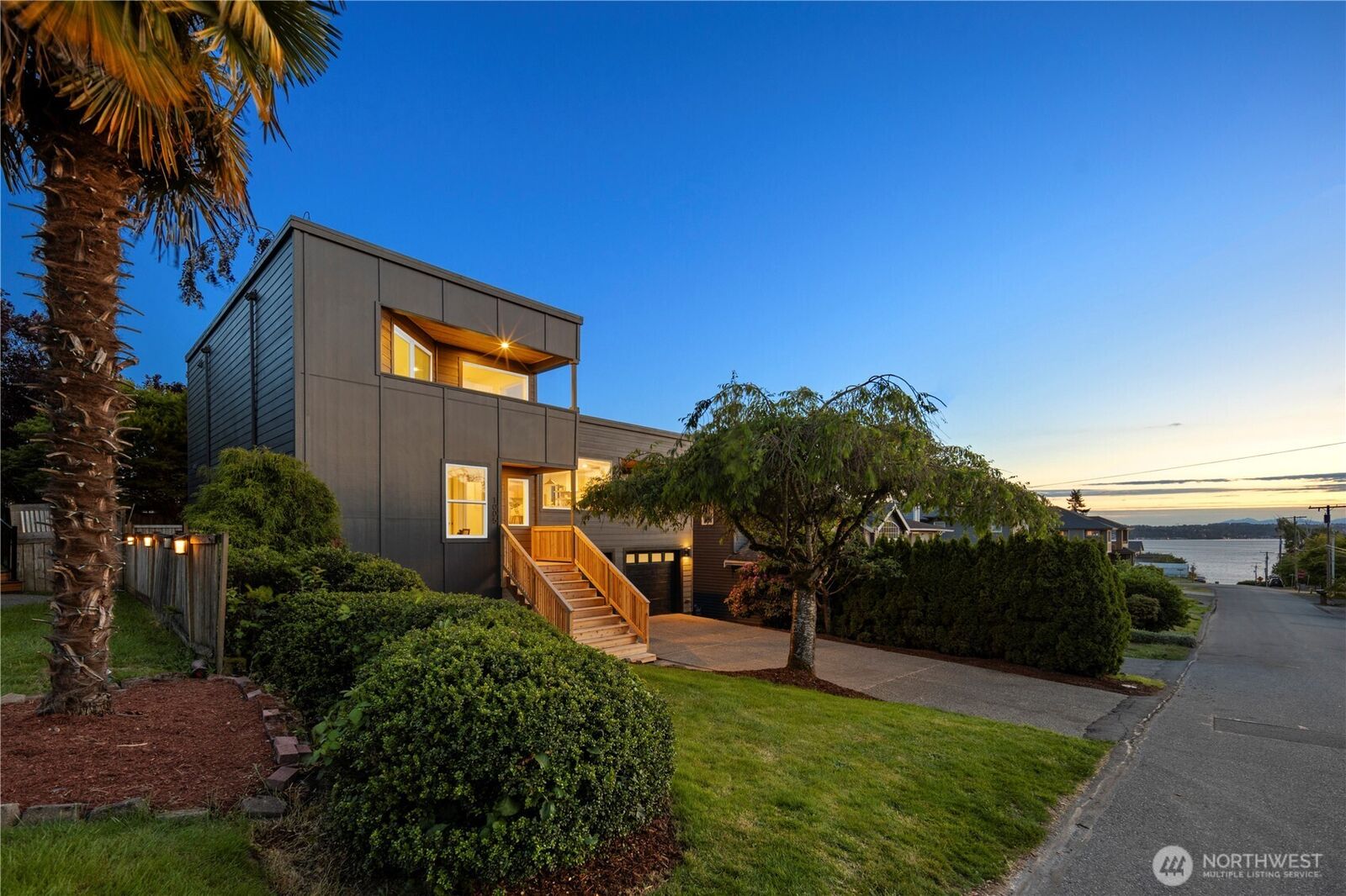 Property Photo:  1005 N 33rd Street  WA 98056 