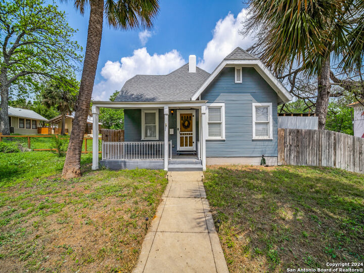 Property Photo: 901 W Woodlawn Ave TX 78201