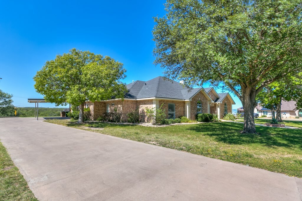 Property Photo: 1001 Avondale Ave TX 76901