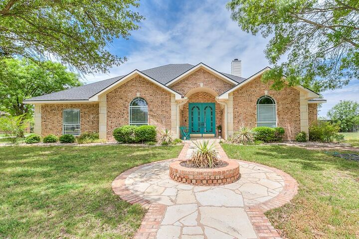 Property Photo: 1001 Avondale Ave TX 76901