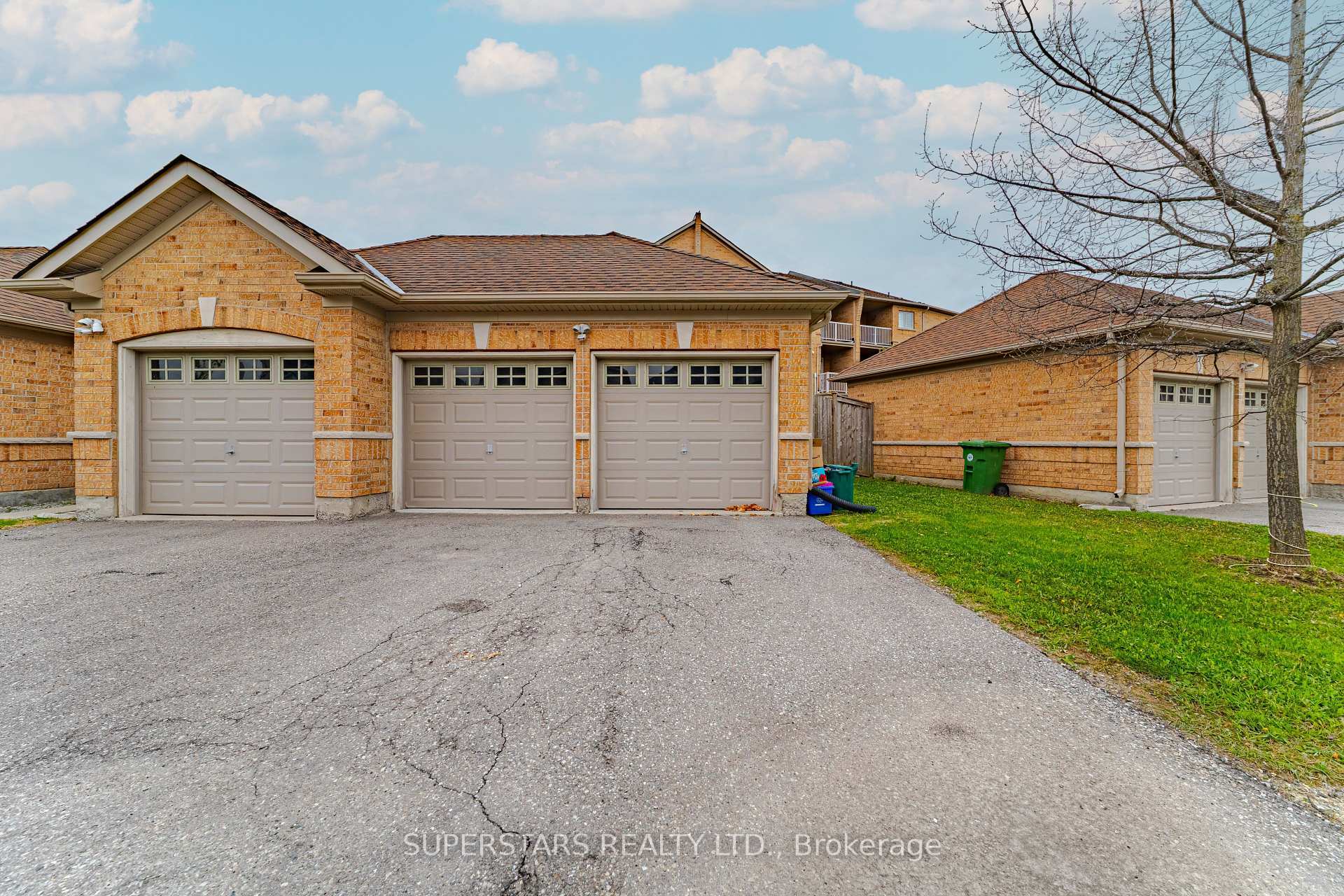 Property Photo: 30 Greensborough Village Circle 22 ON L6E 1Z1