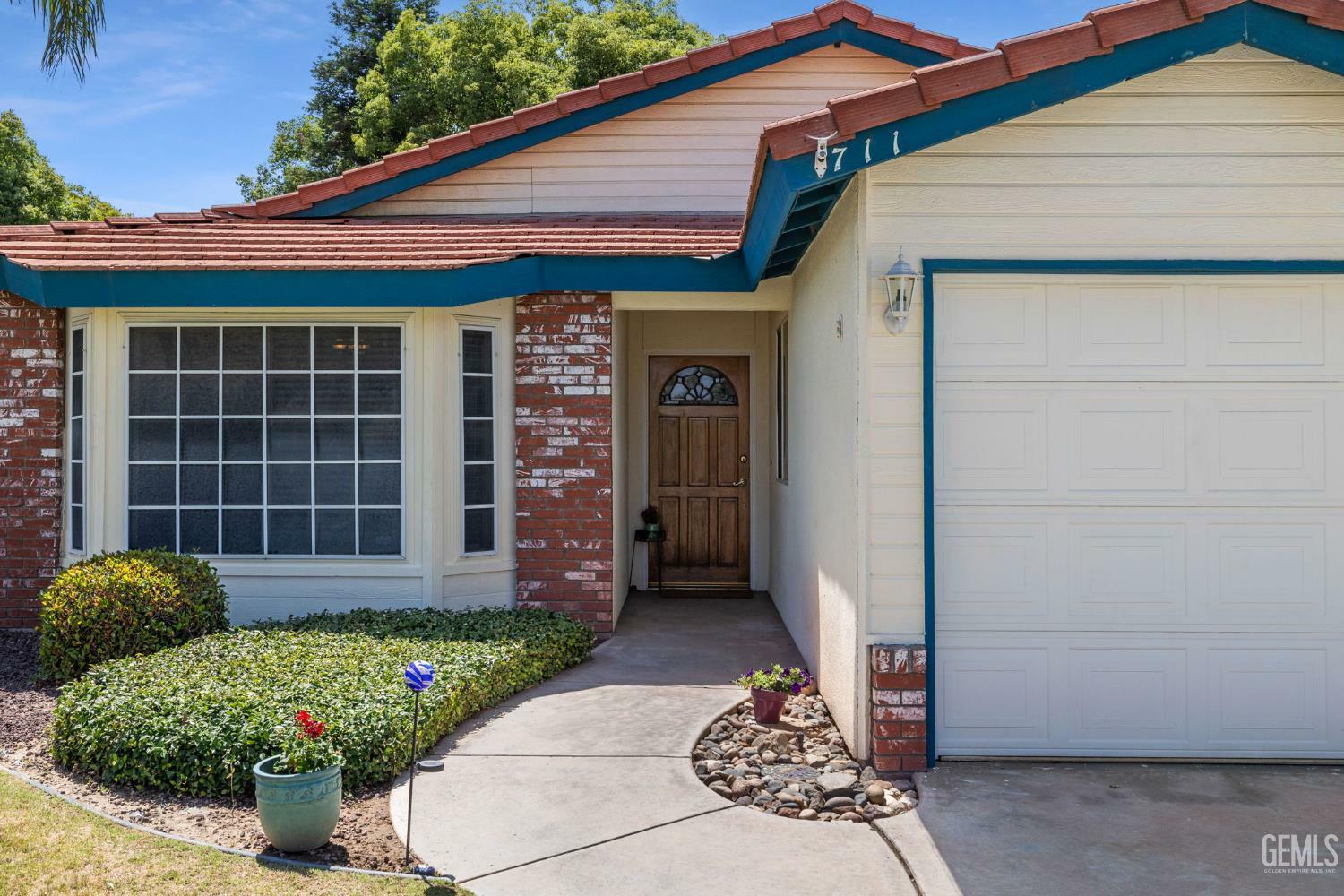Property Photo: 711 Crown Pointe Drive CA 93312