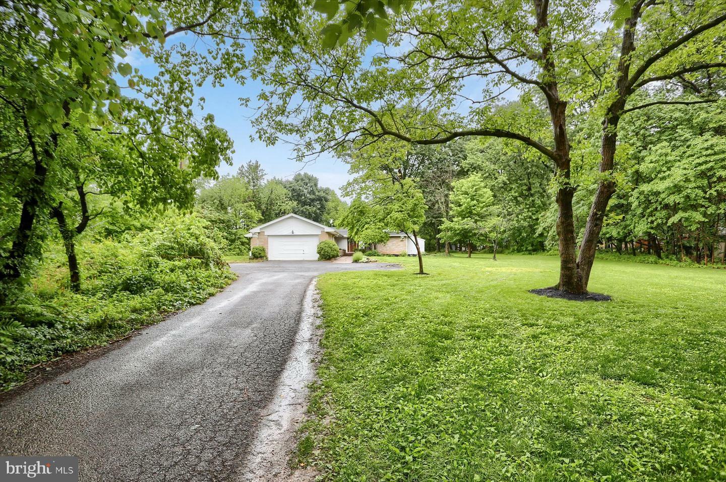 Property Photo: 725 Edgewood Lane PA 17055