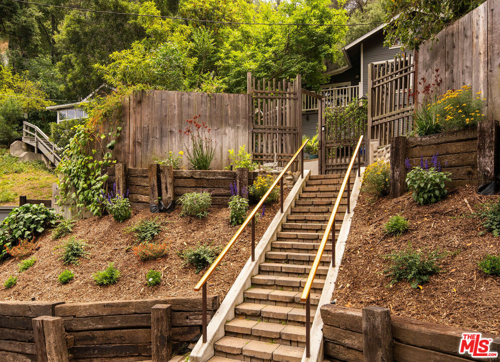Property Photo: 8162 Kirkwood Dr CA 90046