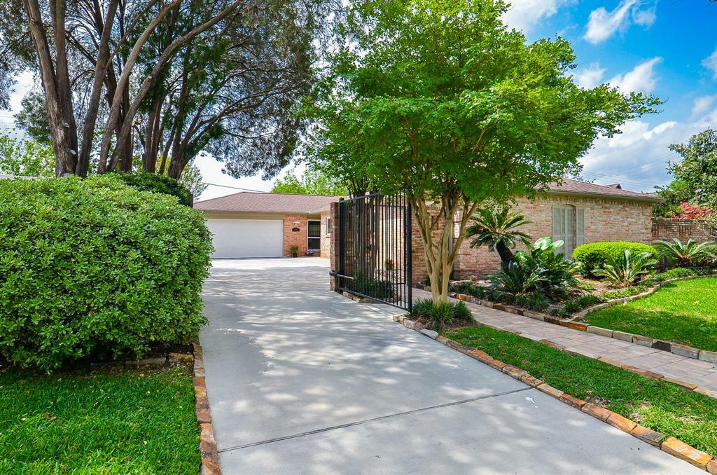 Property Photo:  2414 Briarbrook Drive  TX 77042 