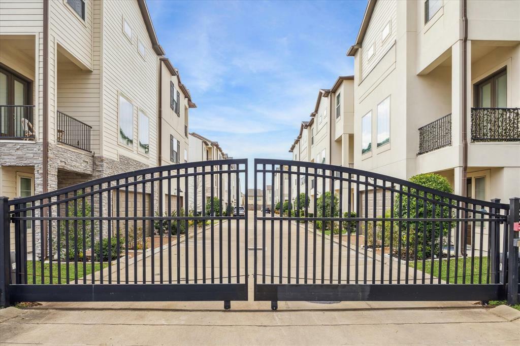 Property Photo: 10923 Brookeshire Chase Lane TX 77043