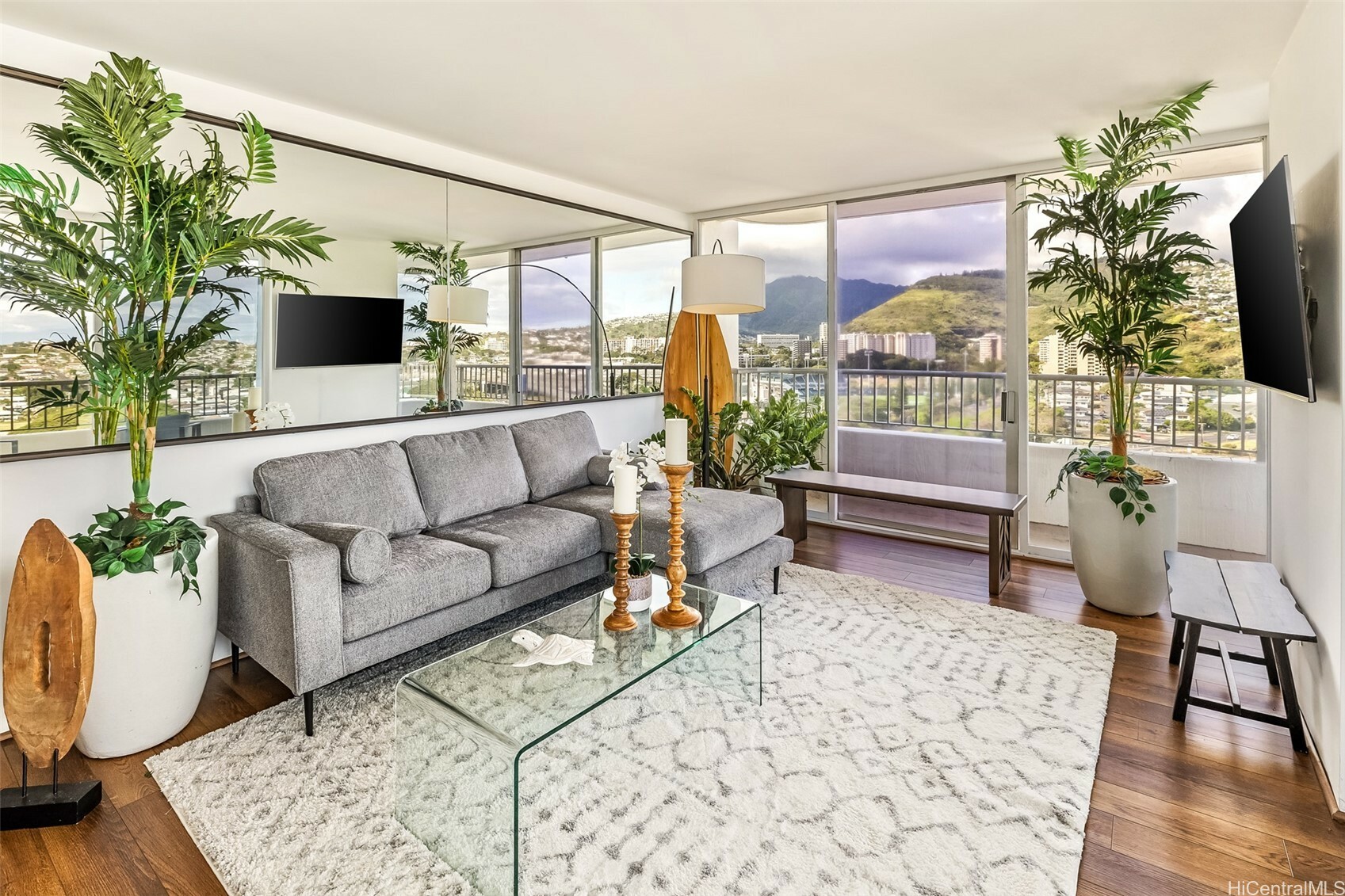Property Photo: 2825 S King Street 1403 HI 96826
