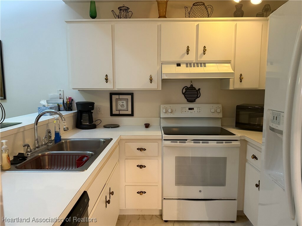 Property Photo: 124 Fairway Drive FL 33852
