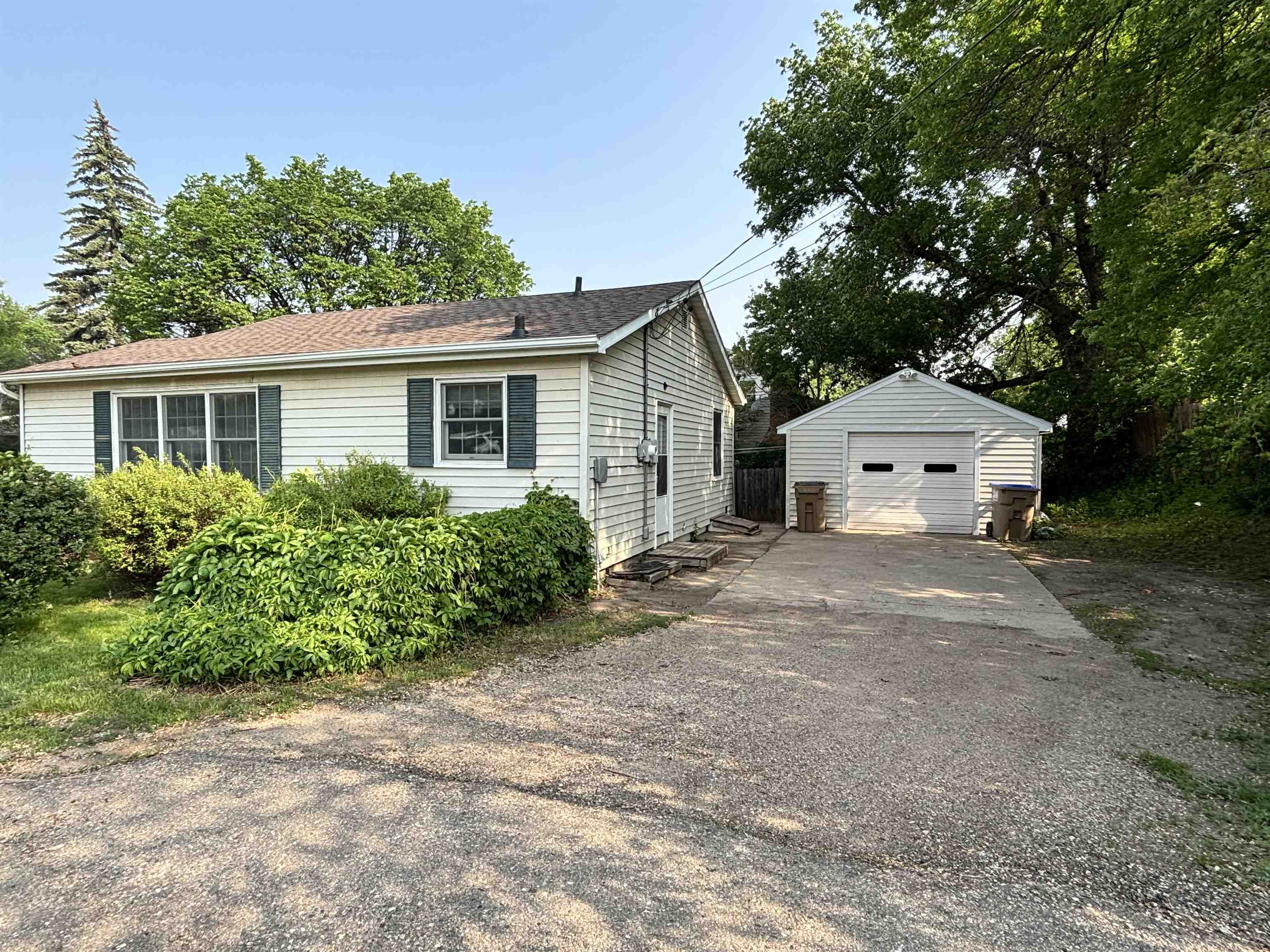 Property Photo: 1107 SE 2nd St. ND 58701-5907